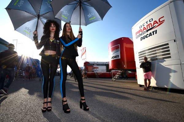 Foto Umbrella Girl dan Grid Girl MotoGP GP Aragon 2015